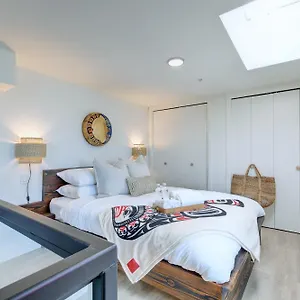 Apartment West Coast Loft With Rooftop Patio + Harbour View, Victoria
